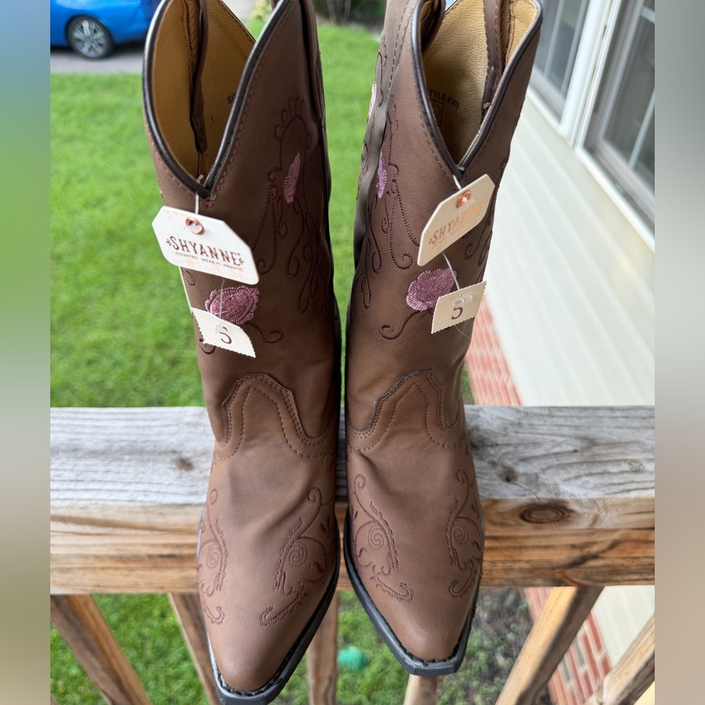NWT  Shyanne Brown Pink Floral Embroidered Western Cowboy Boots Size 5